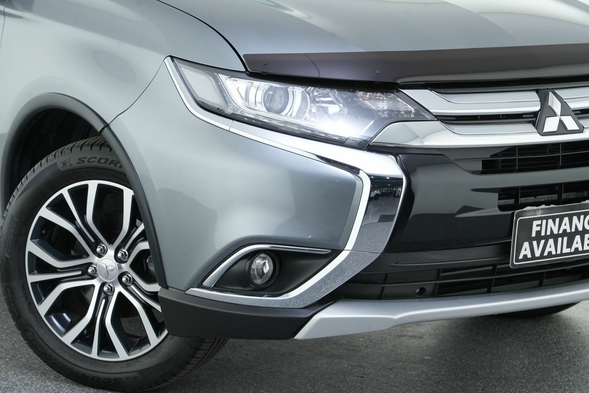 Mitsubishi Outlander image 2