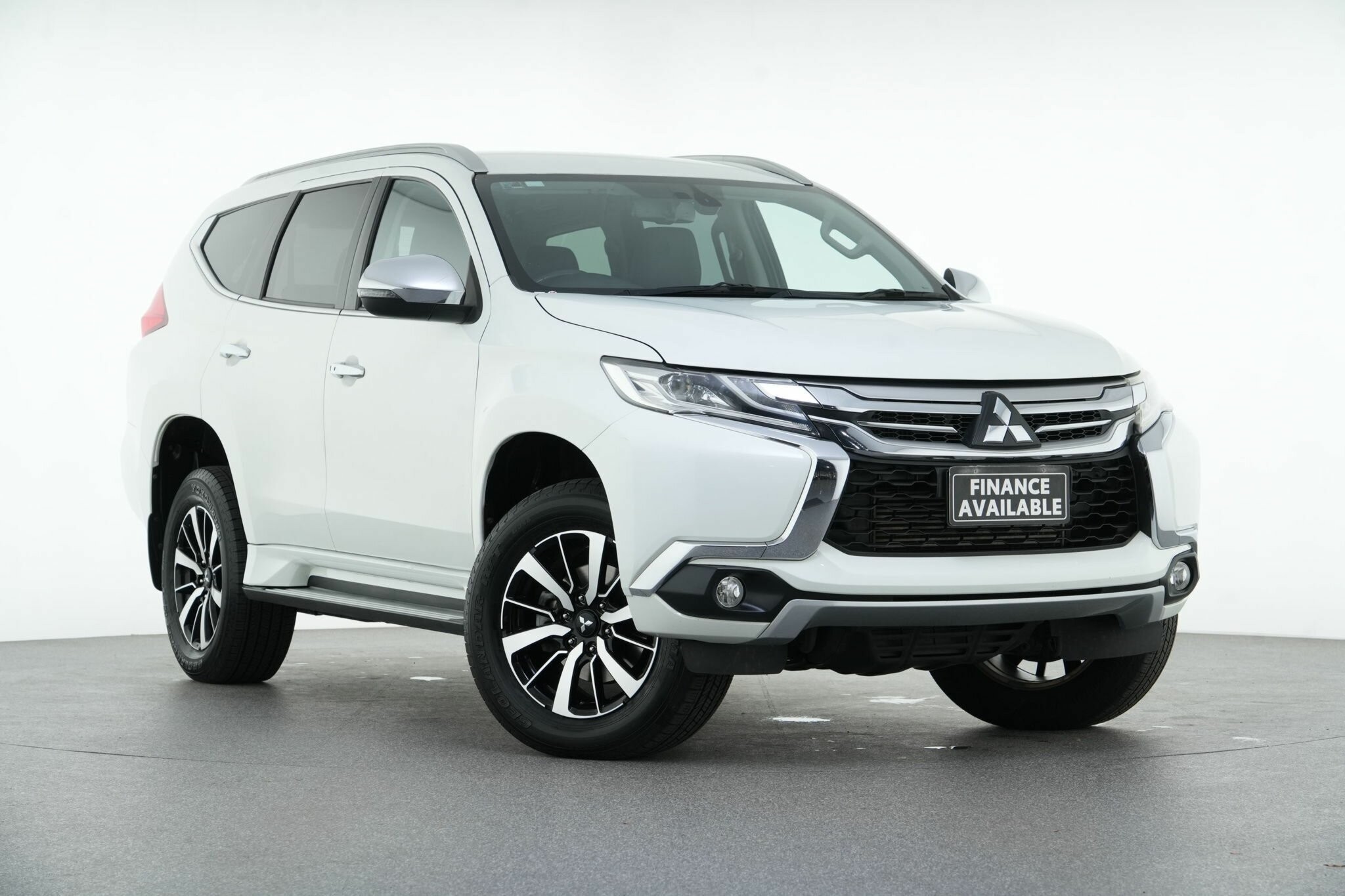 Mitsubishi Pajero Sport image 1