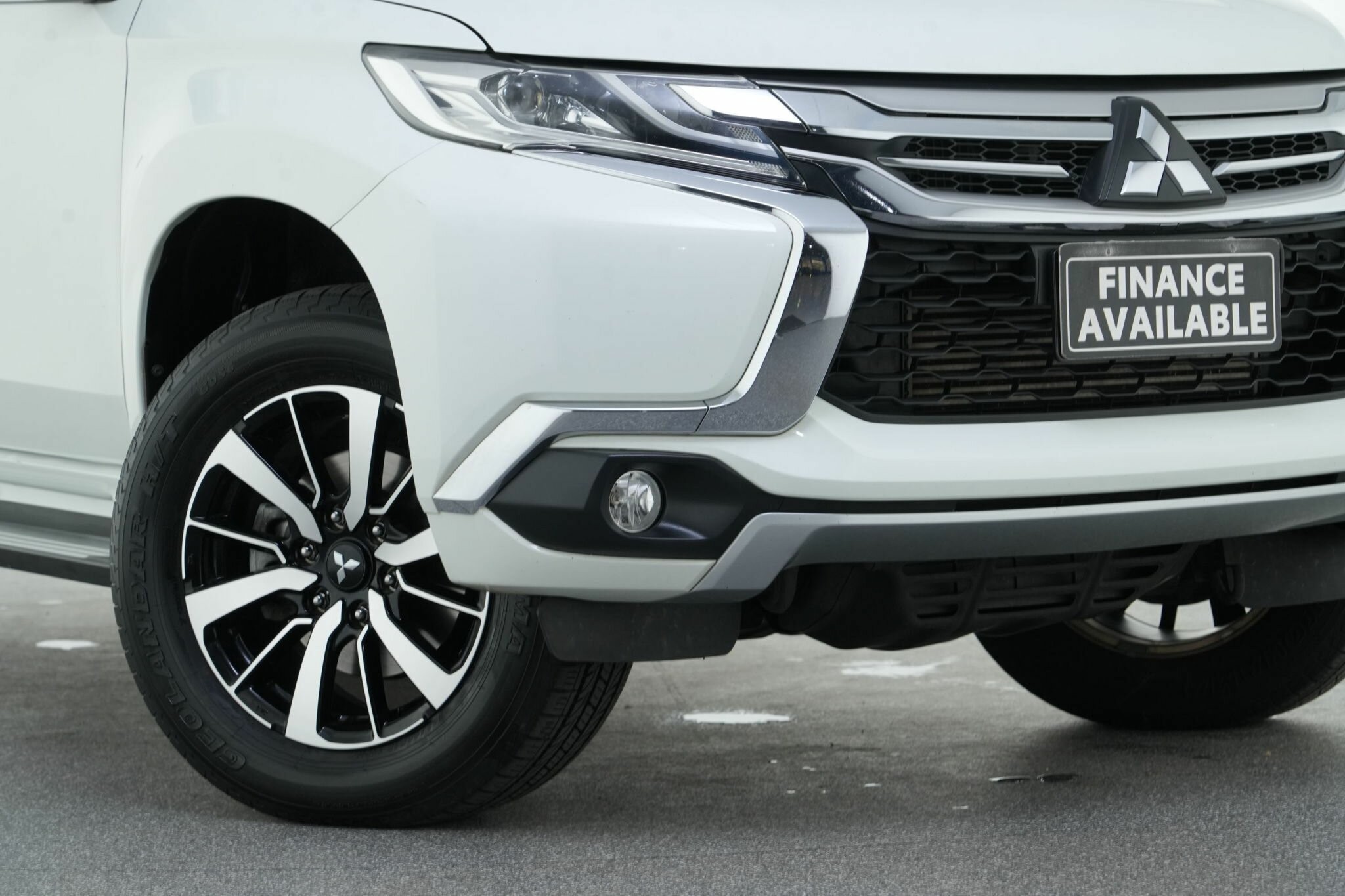 Mitsubishi Pajero Sport image 2