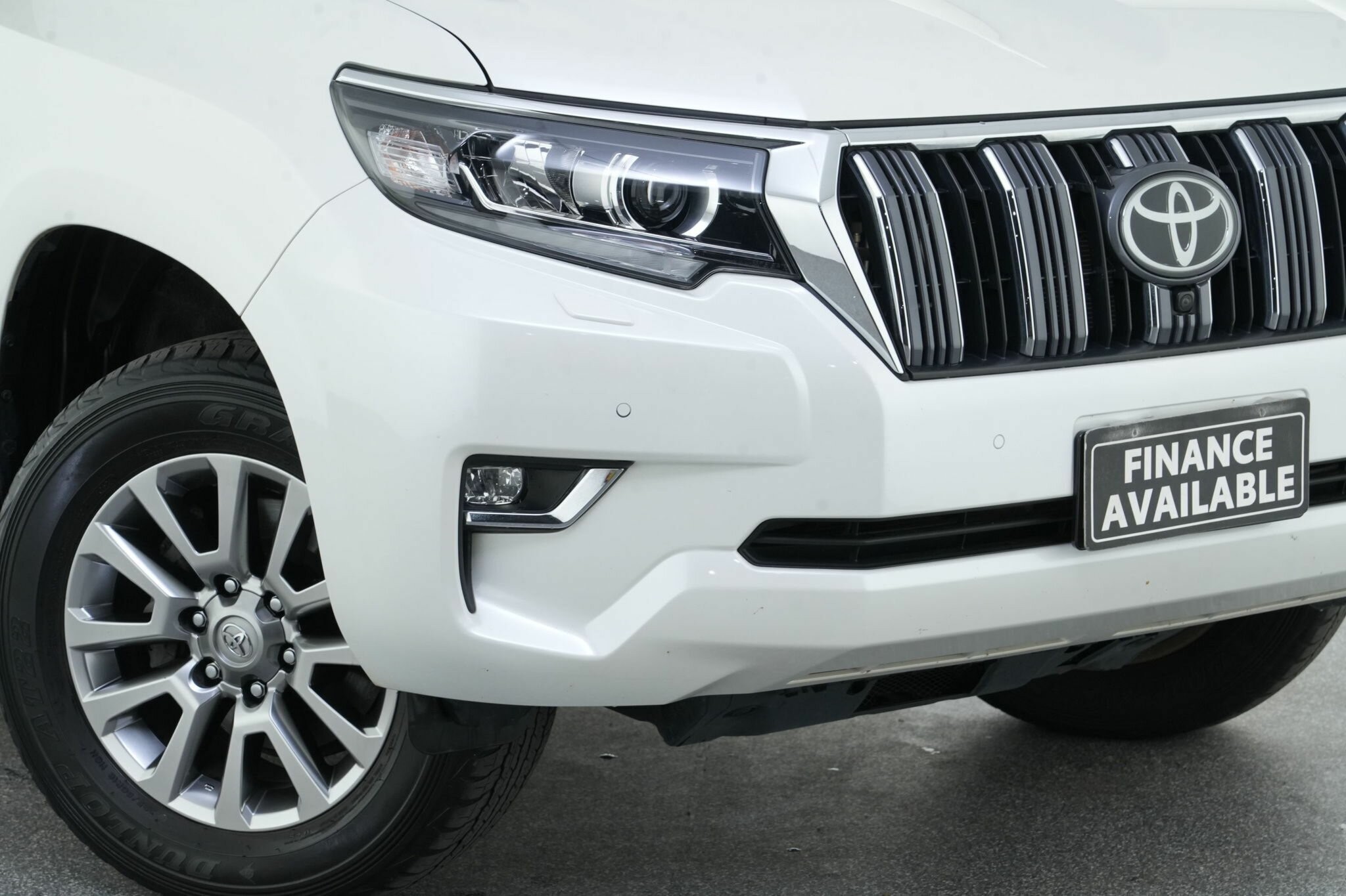 Toyota Landcruiser Prado image 2