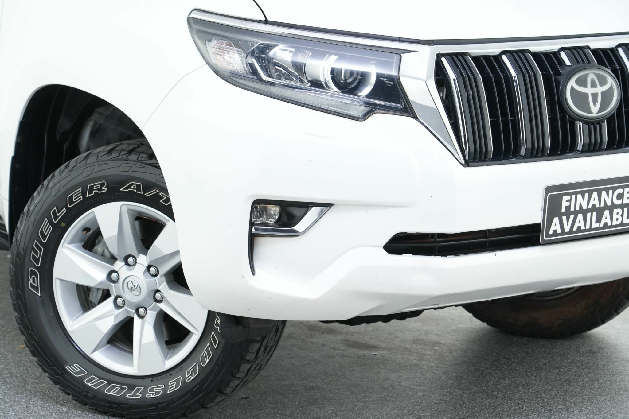Toyota Landcruiser Prado image 2