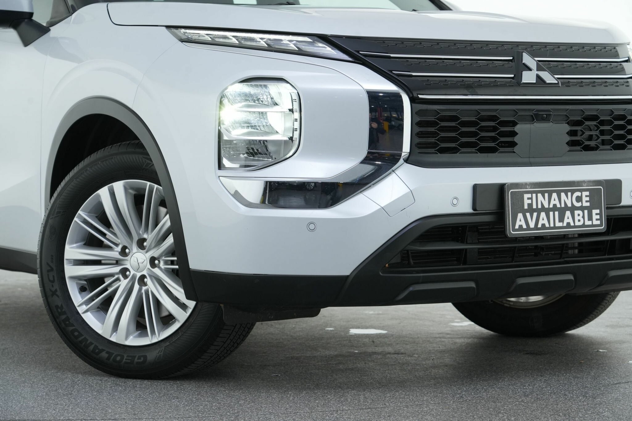 Mitsubishi Outlander image 2
