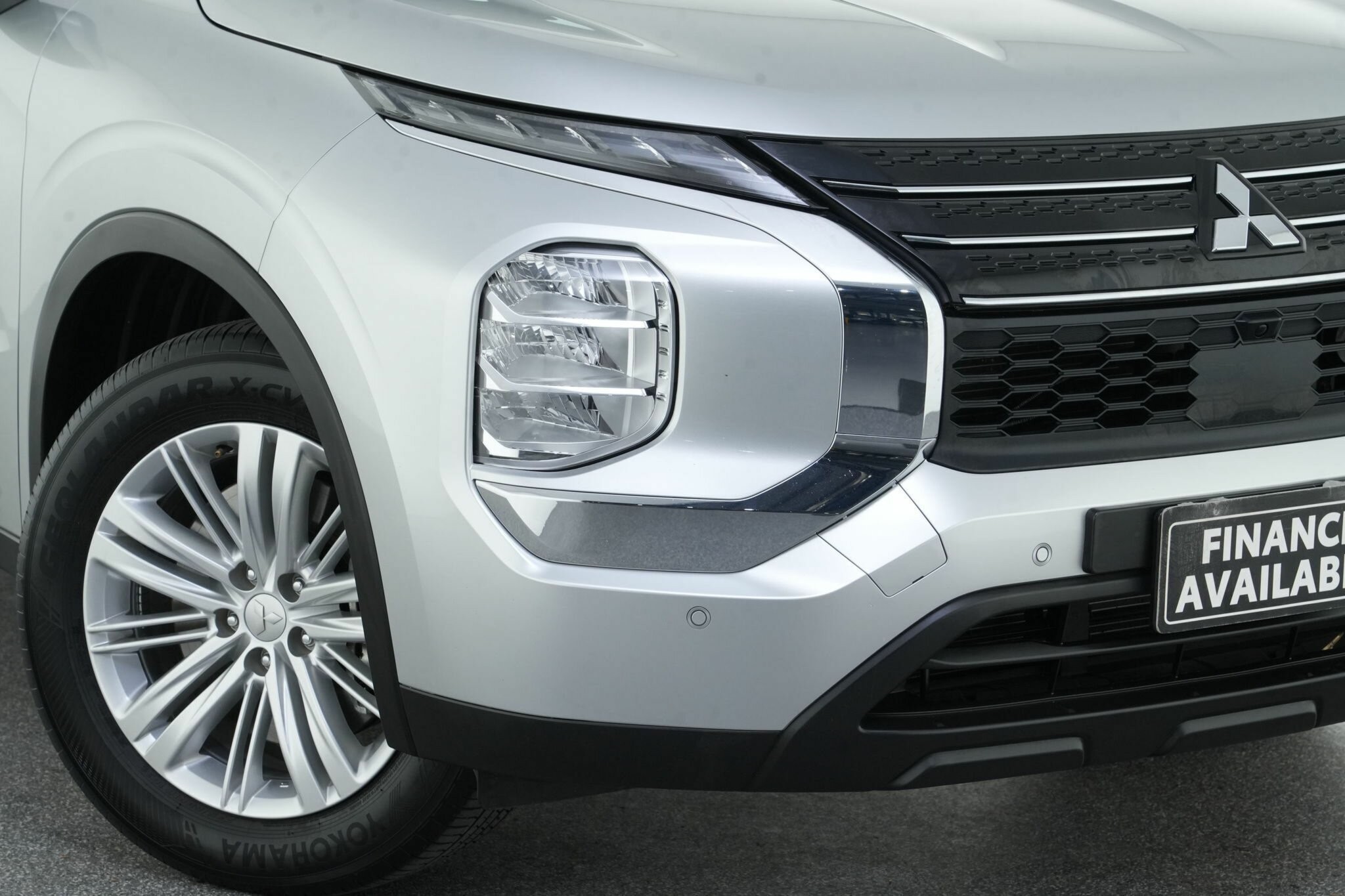 Mitsubishi Outlander image 2