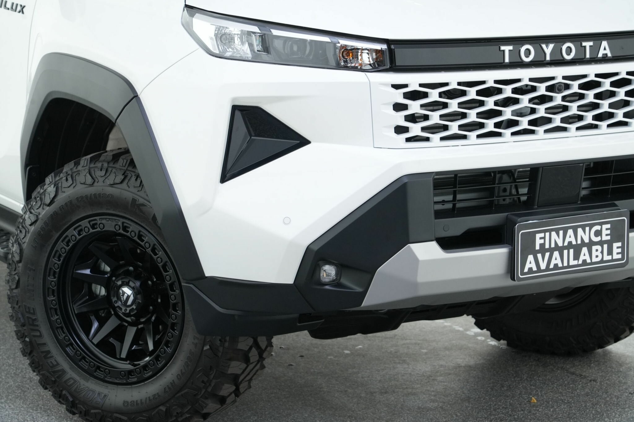 Toyota Hilux image 2