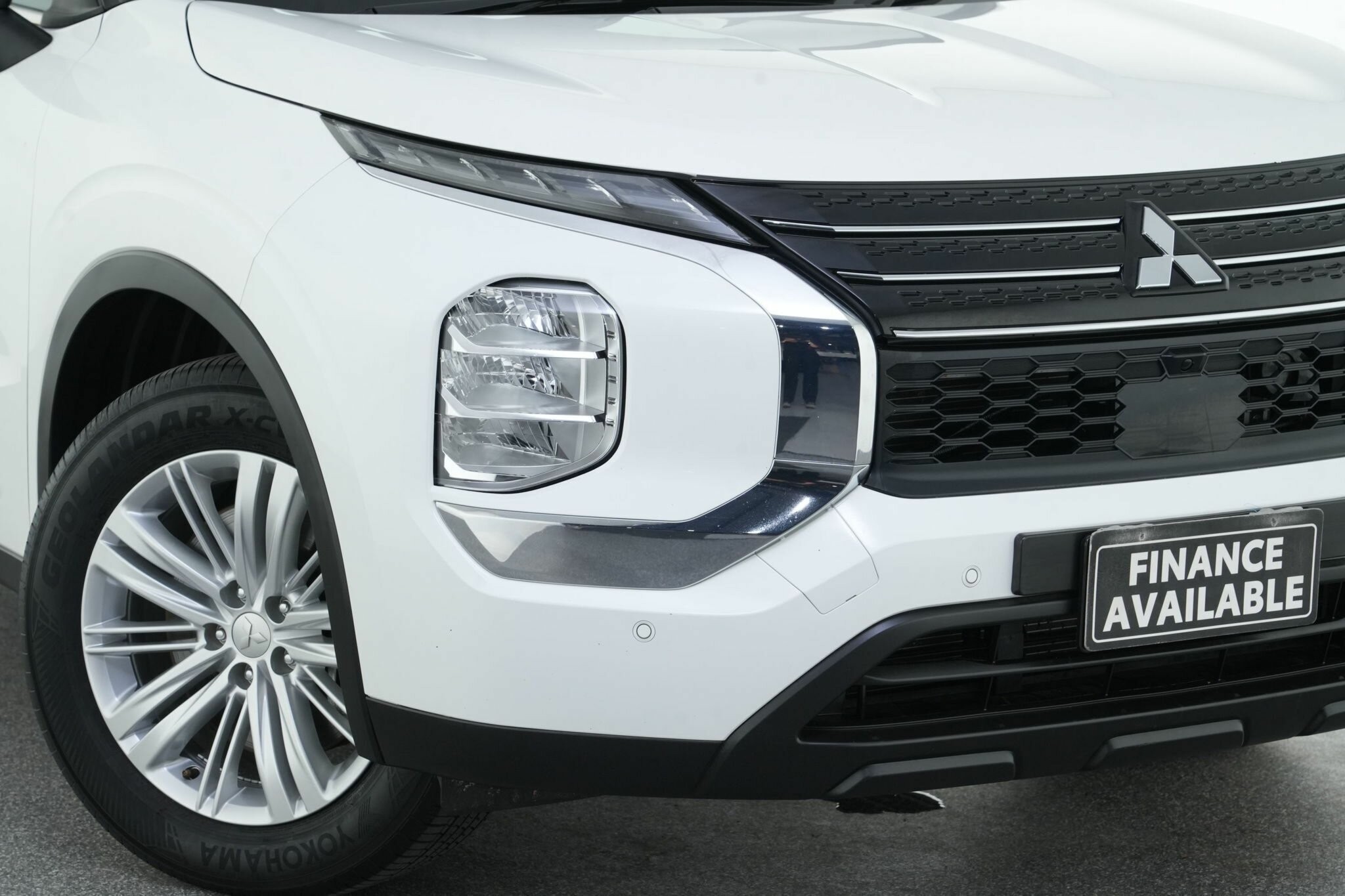 Mitsubishi Outlander image 2