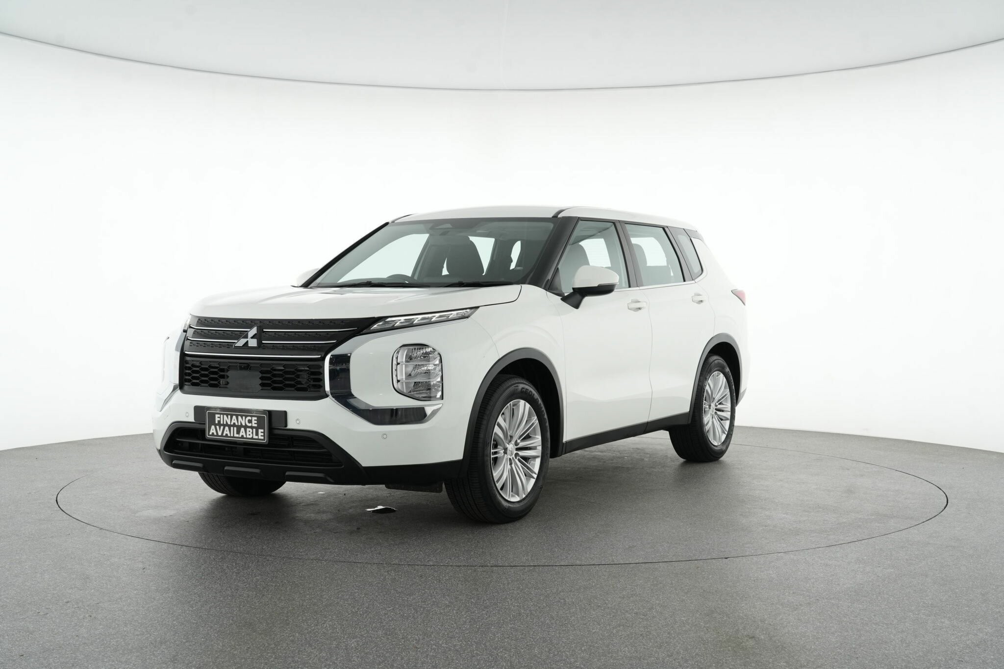 Mitsubishi Outlander image 4