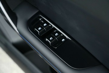 https://vehicle-cdn.autoleague.cloud/30641_U512763_20.jpg
