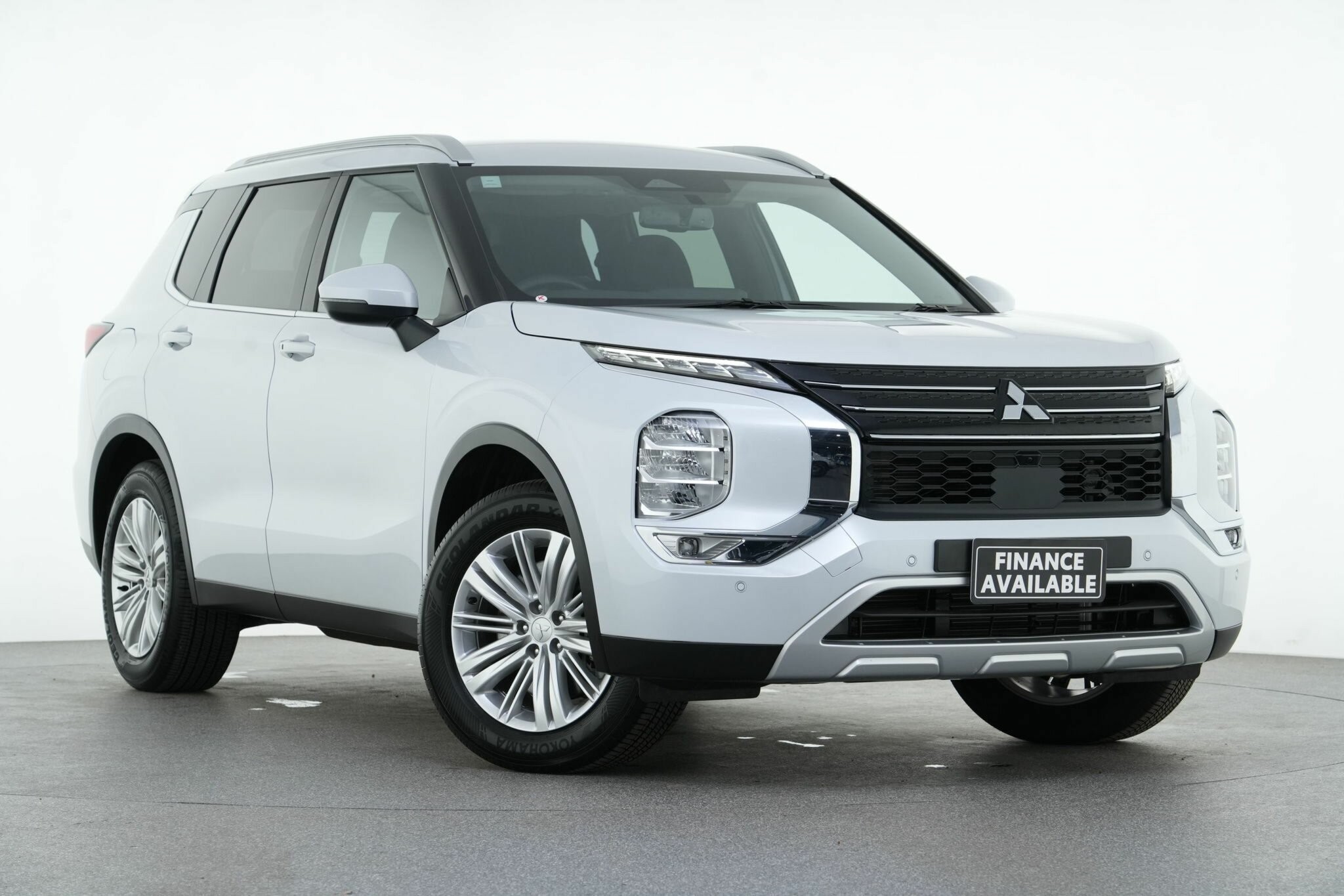 Mitsubishi Outlander image 1