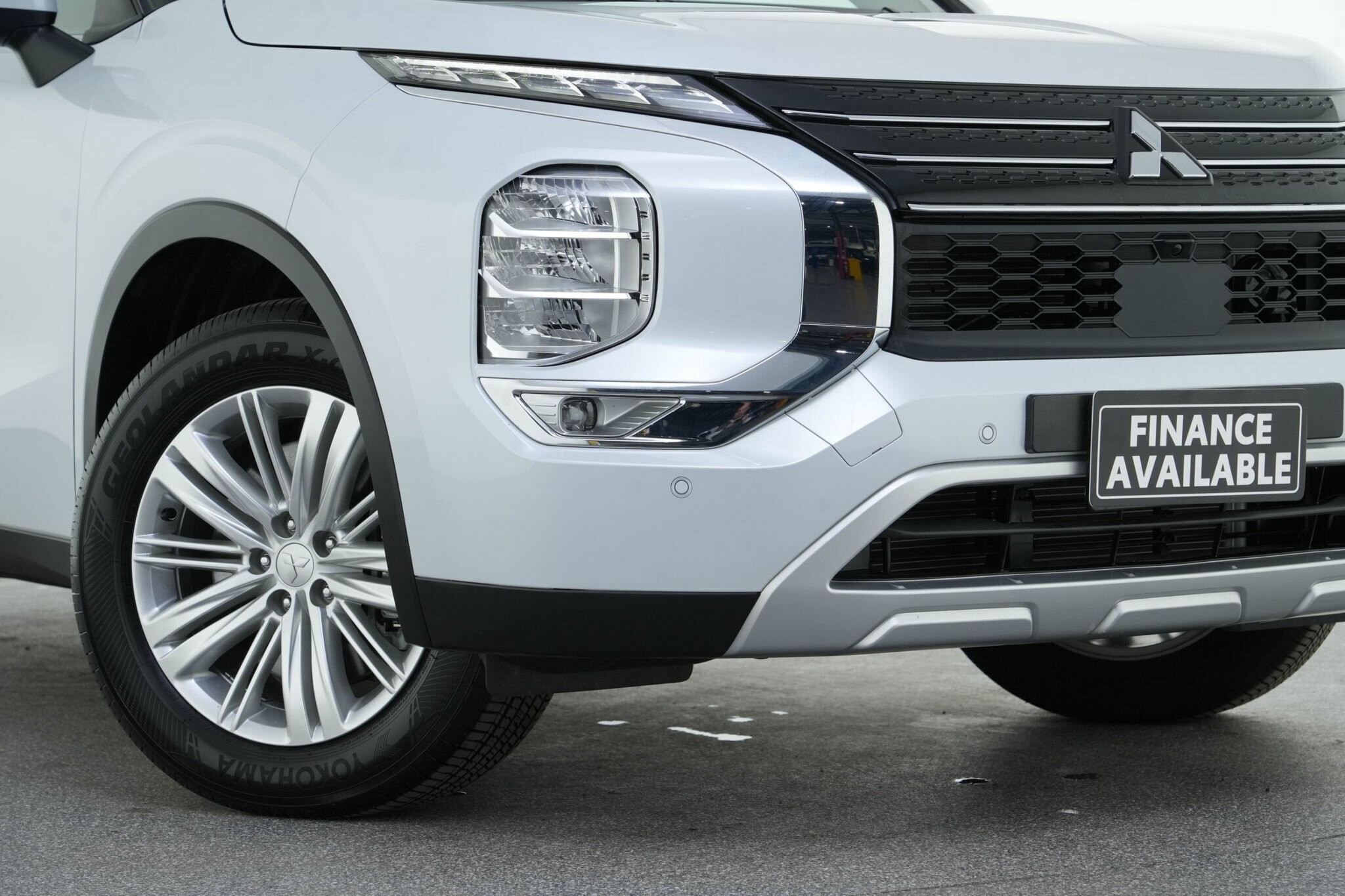 Mitsubishi Outlander image 2