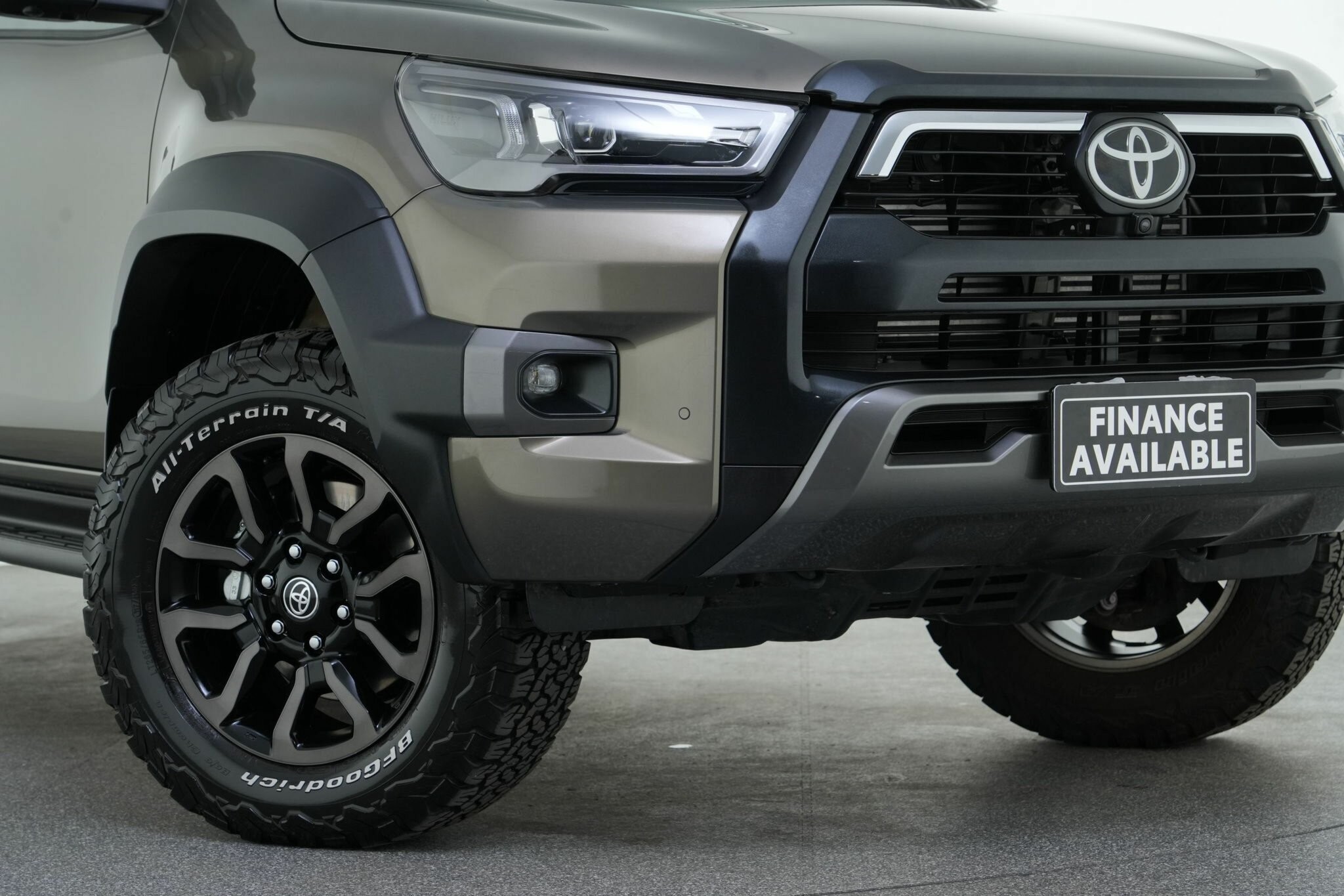 Toyota Hilux image 2