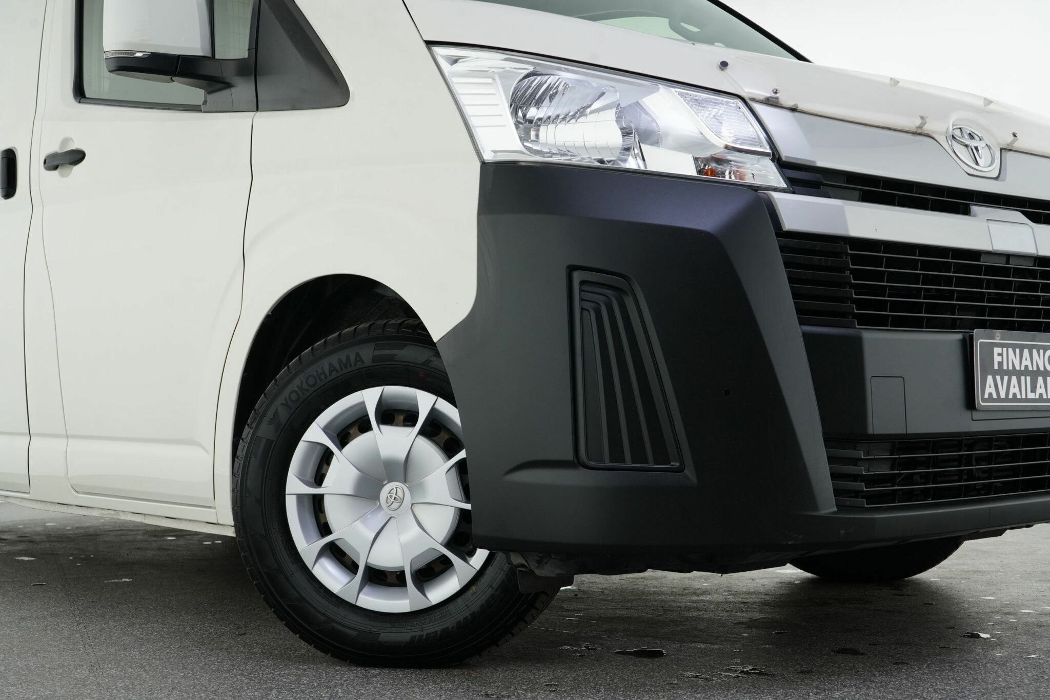 Toyota Hiace image 2