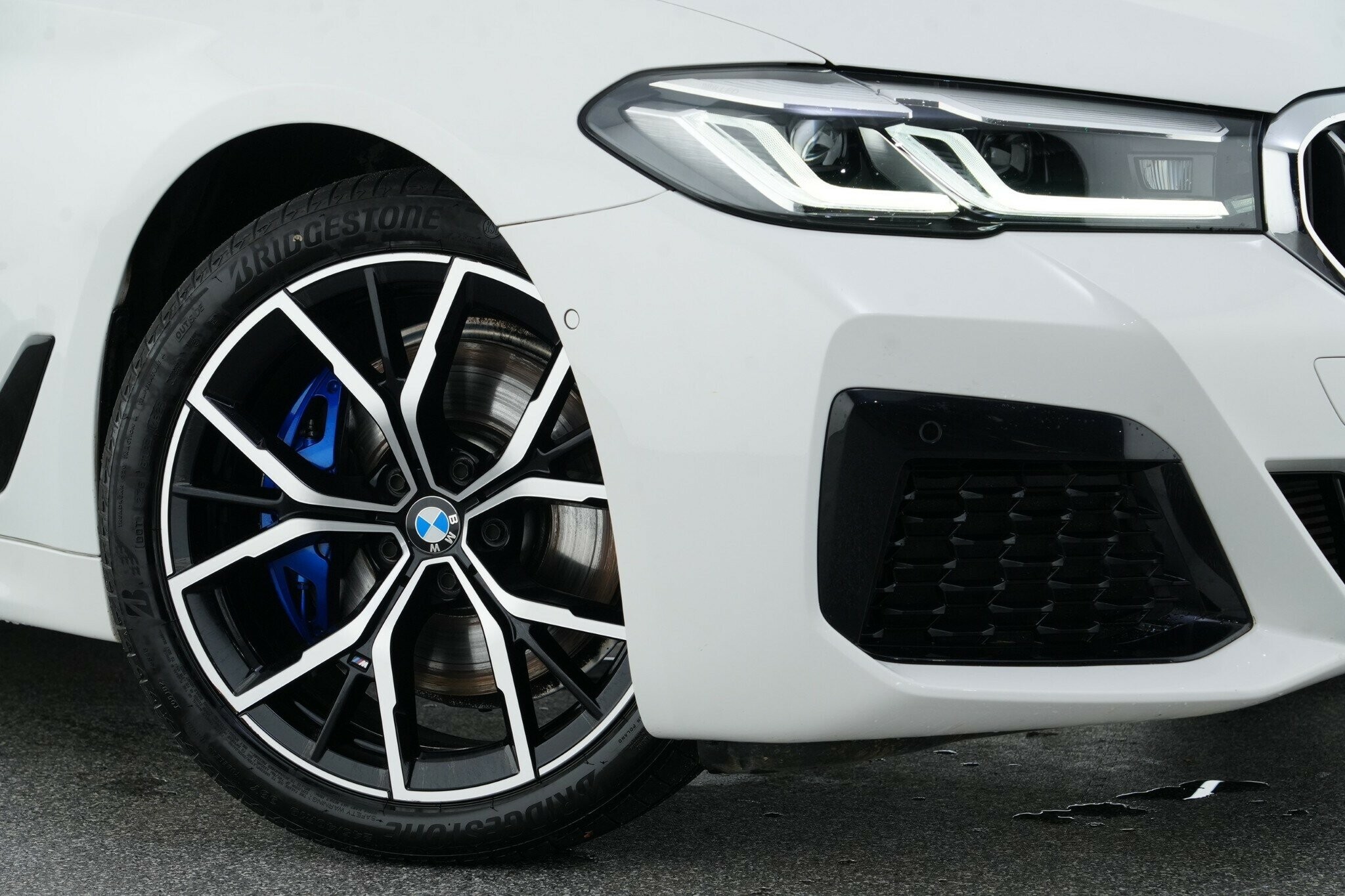 BMW 5 Series image 2