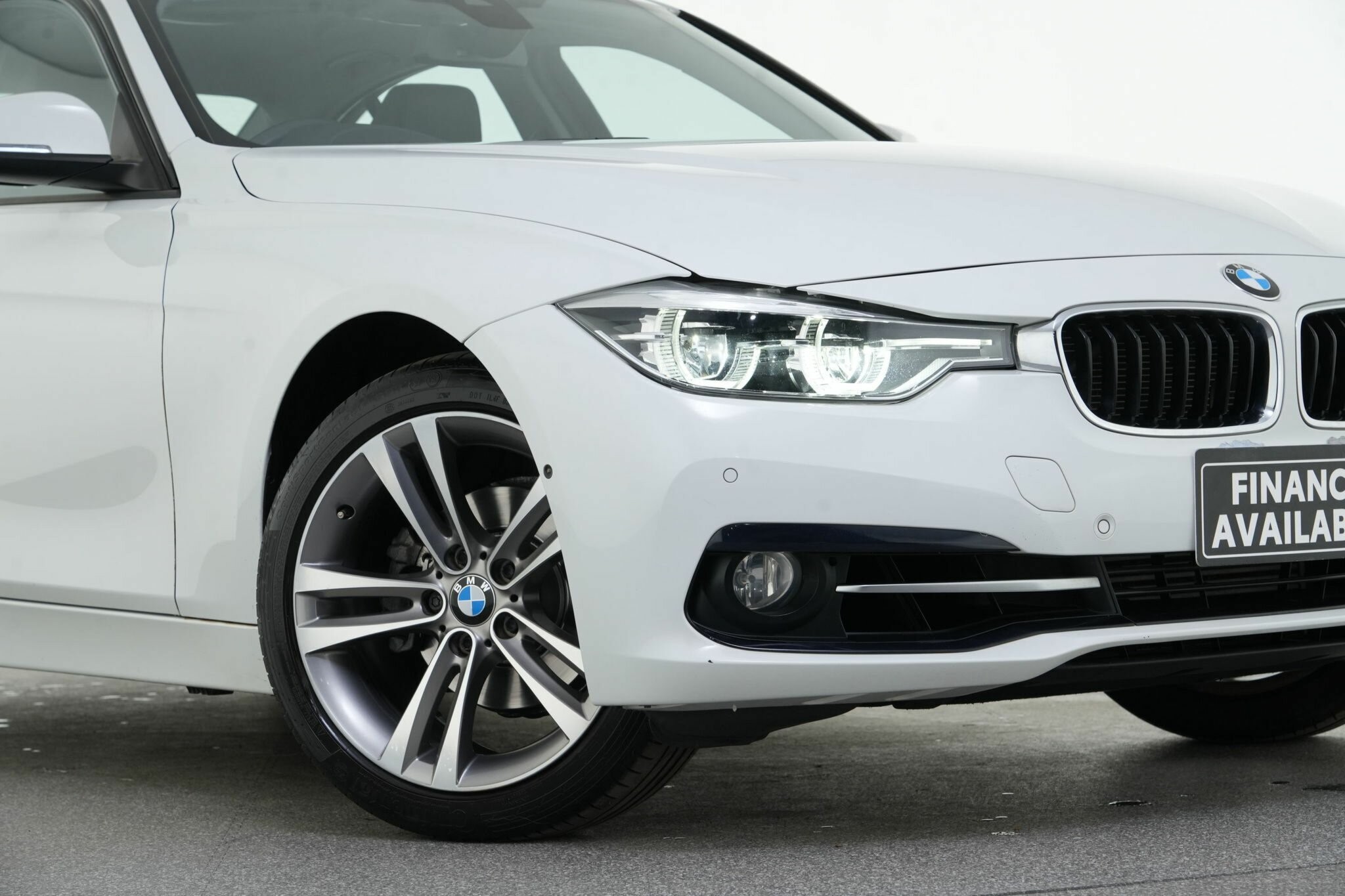 BMW 3 Series image 2