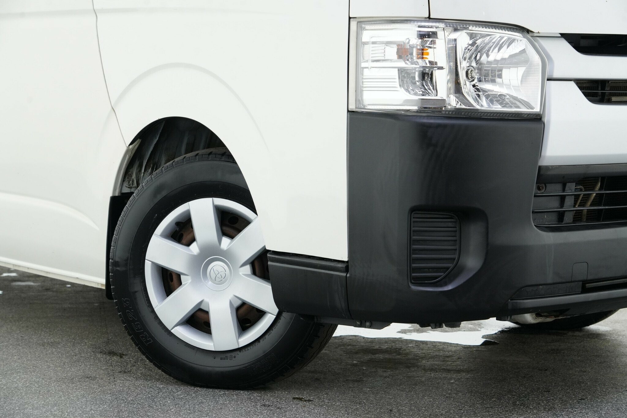 Toyota Hiace image 2