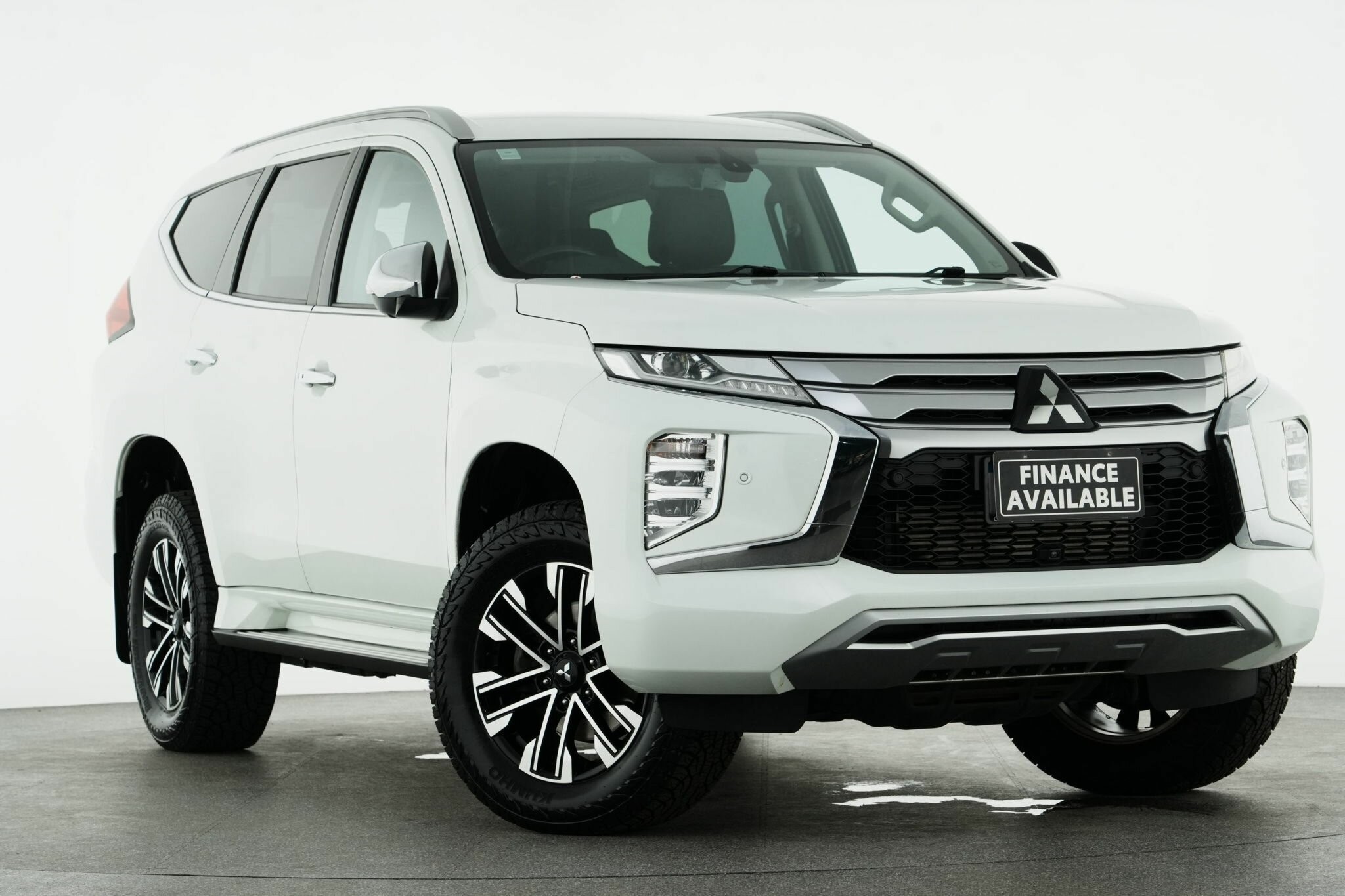 Mitsubishi Pajero Sport image 1