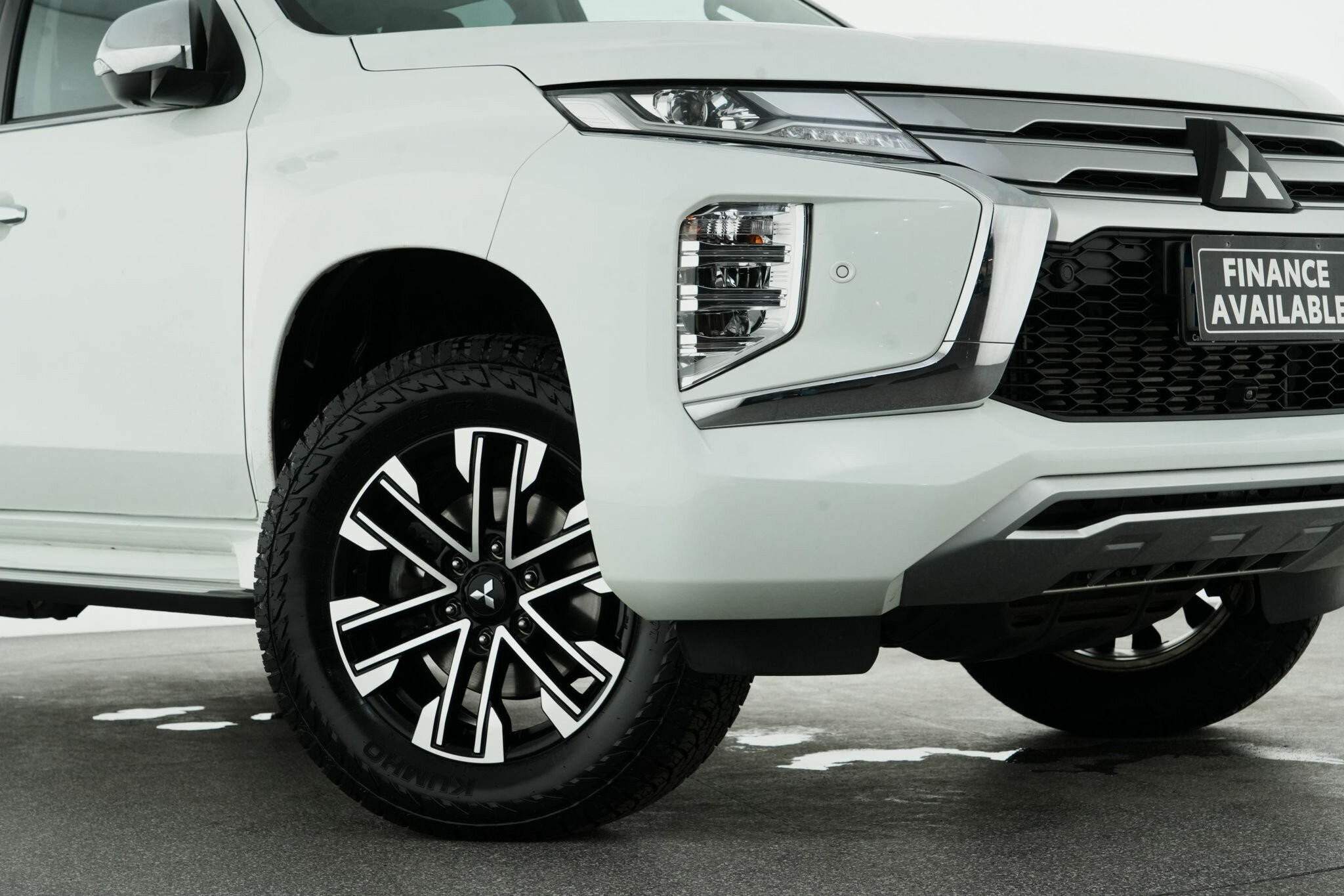 Mitsubishi Pajero Sport image 2