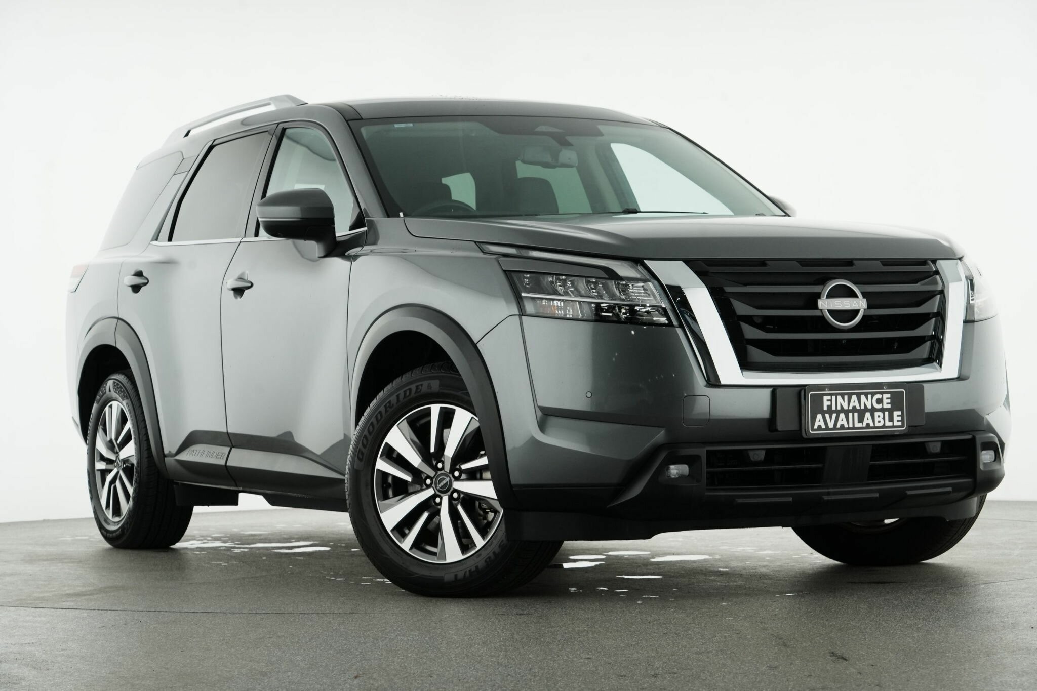 Nissan Pathfinder image 1
