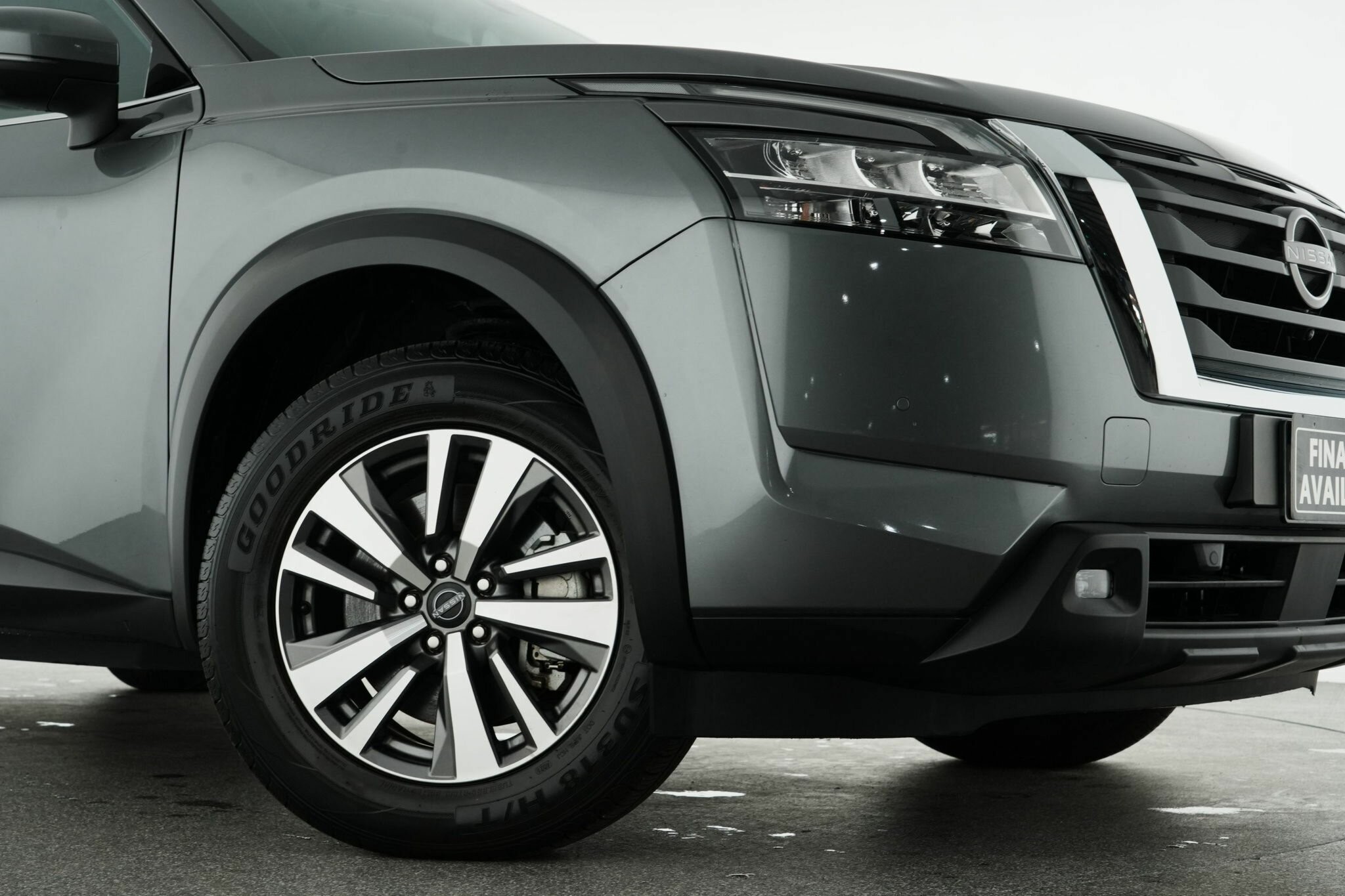 Nissan Pathfinder image 2