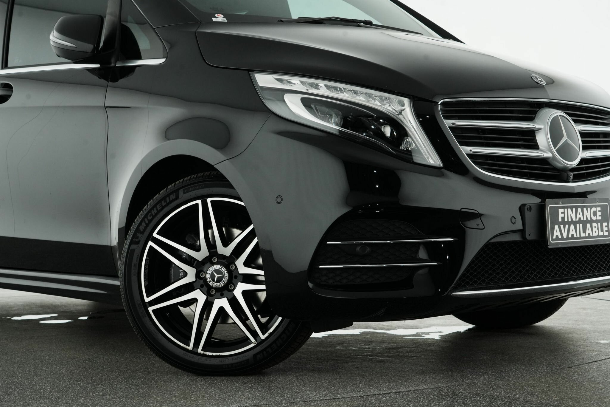 Mercedes Benz V-class image 2