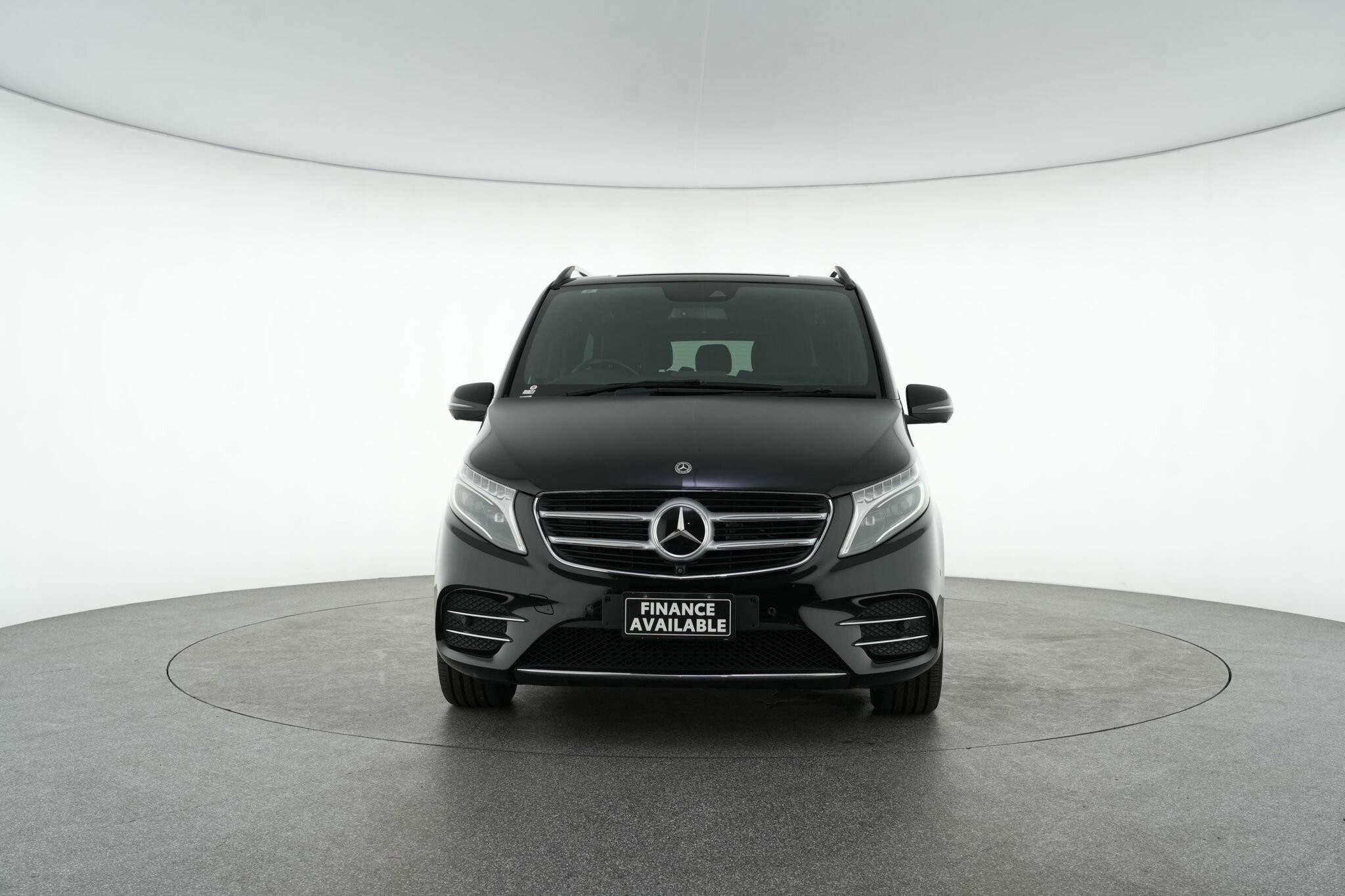 Mercedes Benz V-class image 3