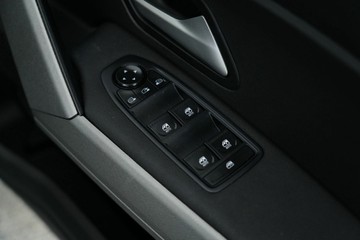 https://vehicle-cdn.autoleague.cloud/30641_U513446_13.jpg