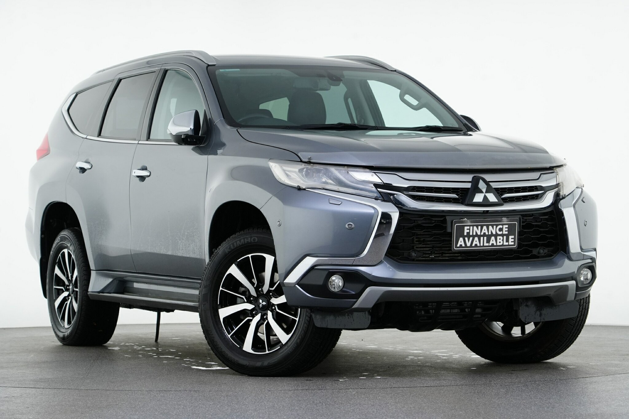 Mitsubishi Pajero Sport image 1