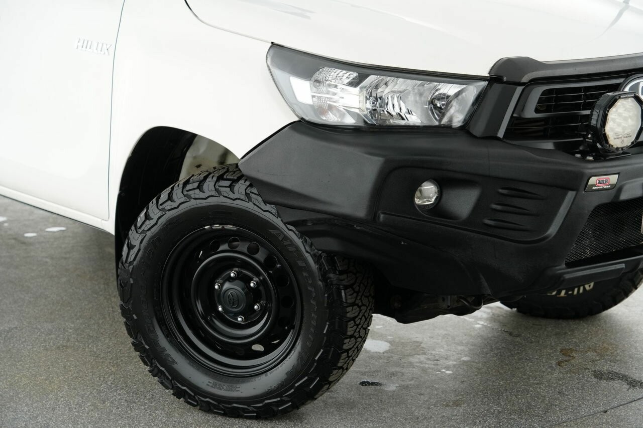 Toyota Hilux image 2