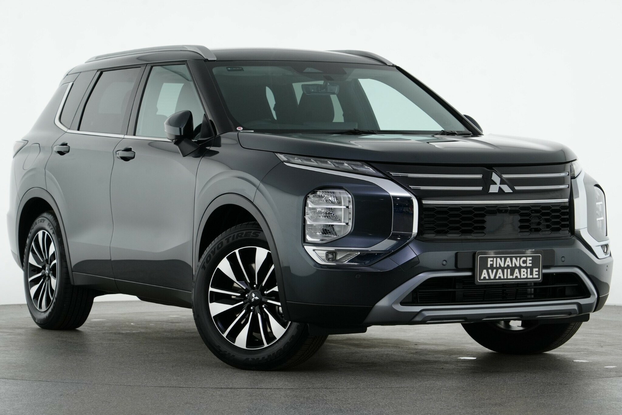 Mitsubishi Outlander image 1