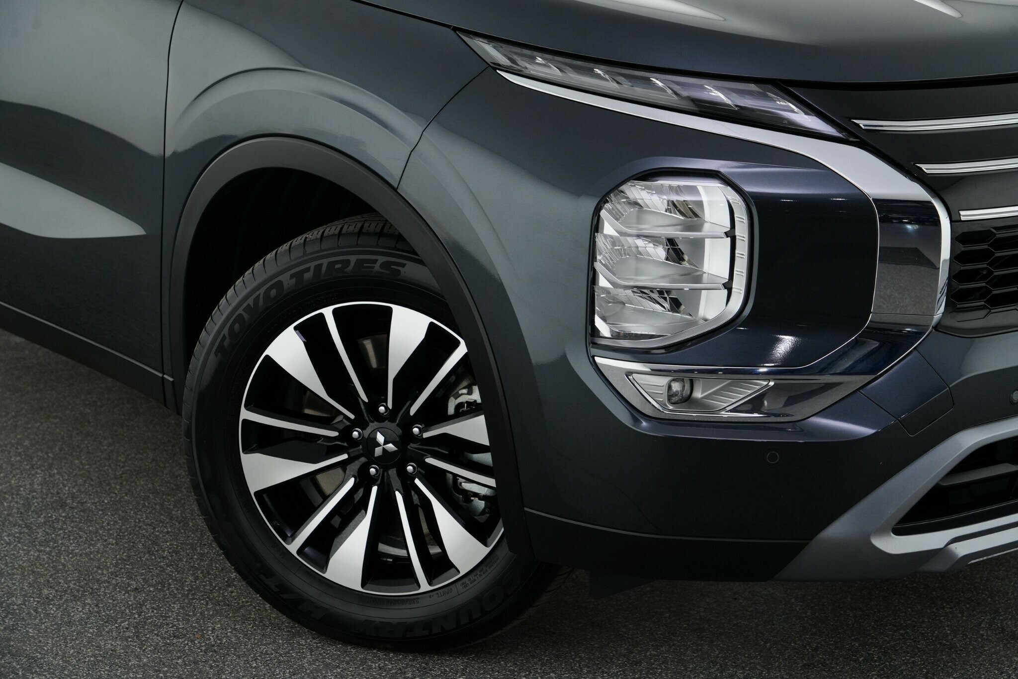 Mitsubishi Outlander image 2
