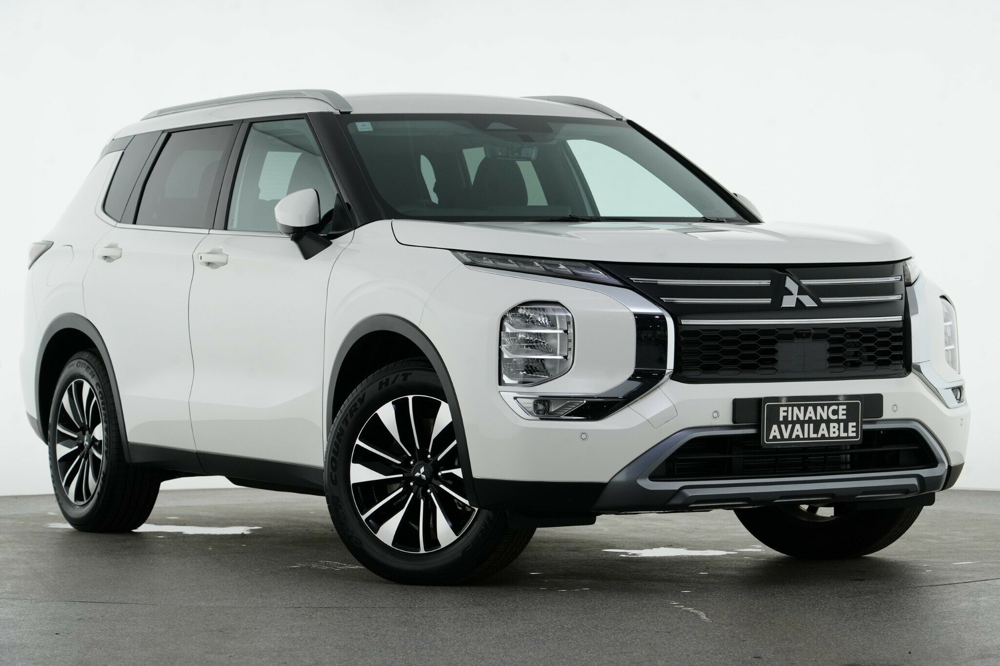 Mitsubishi Outlander image 1