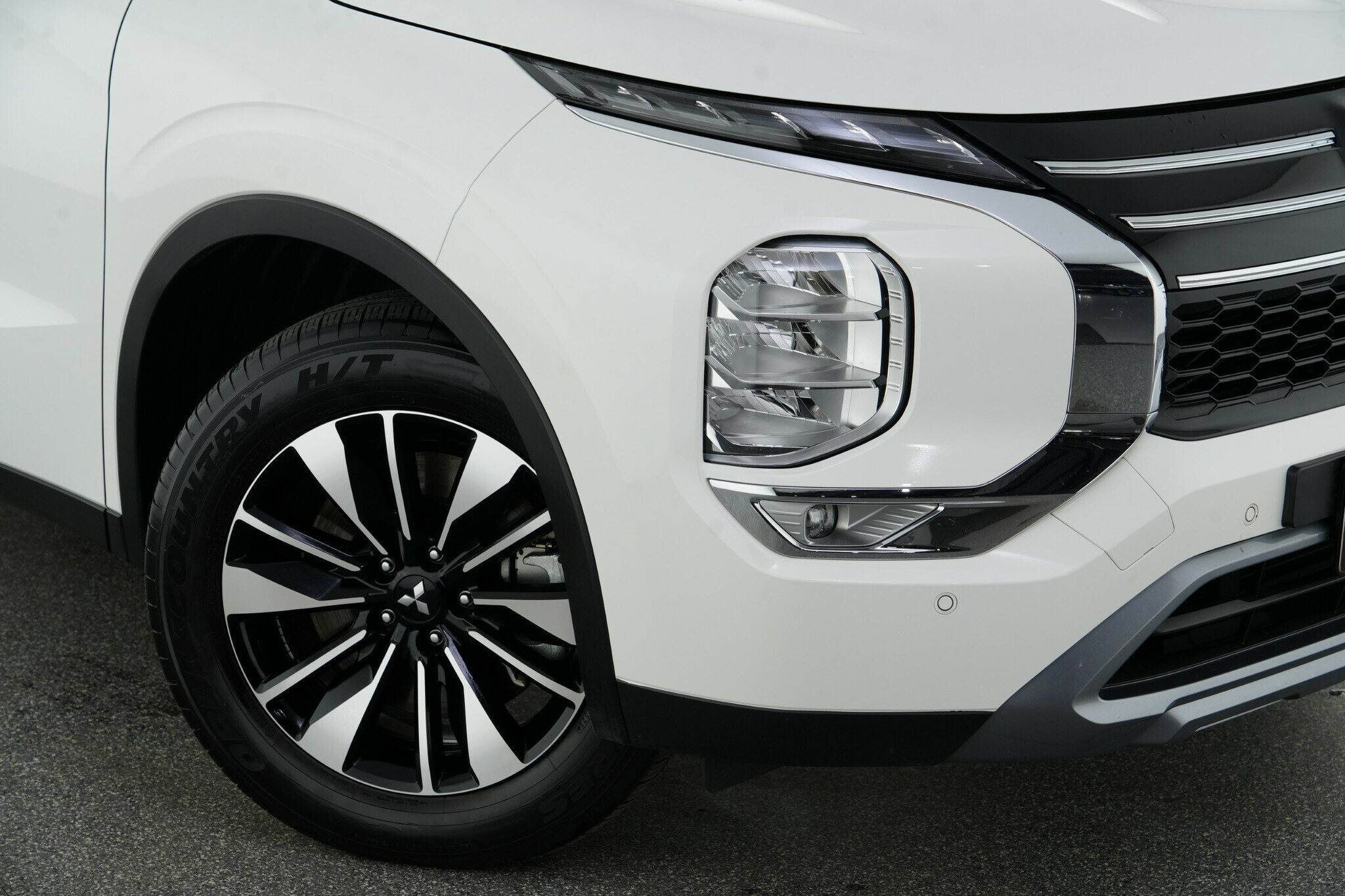 Mitsubishi Outlander image 2