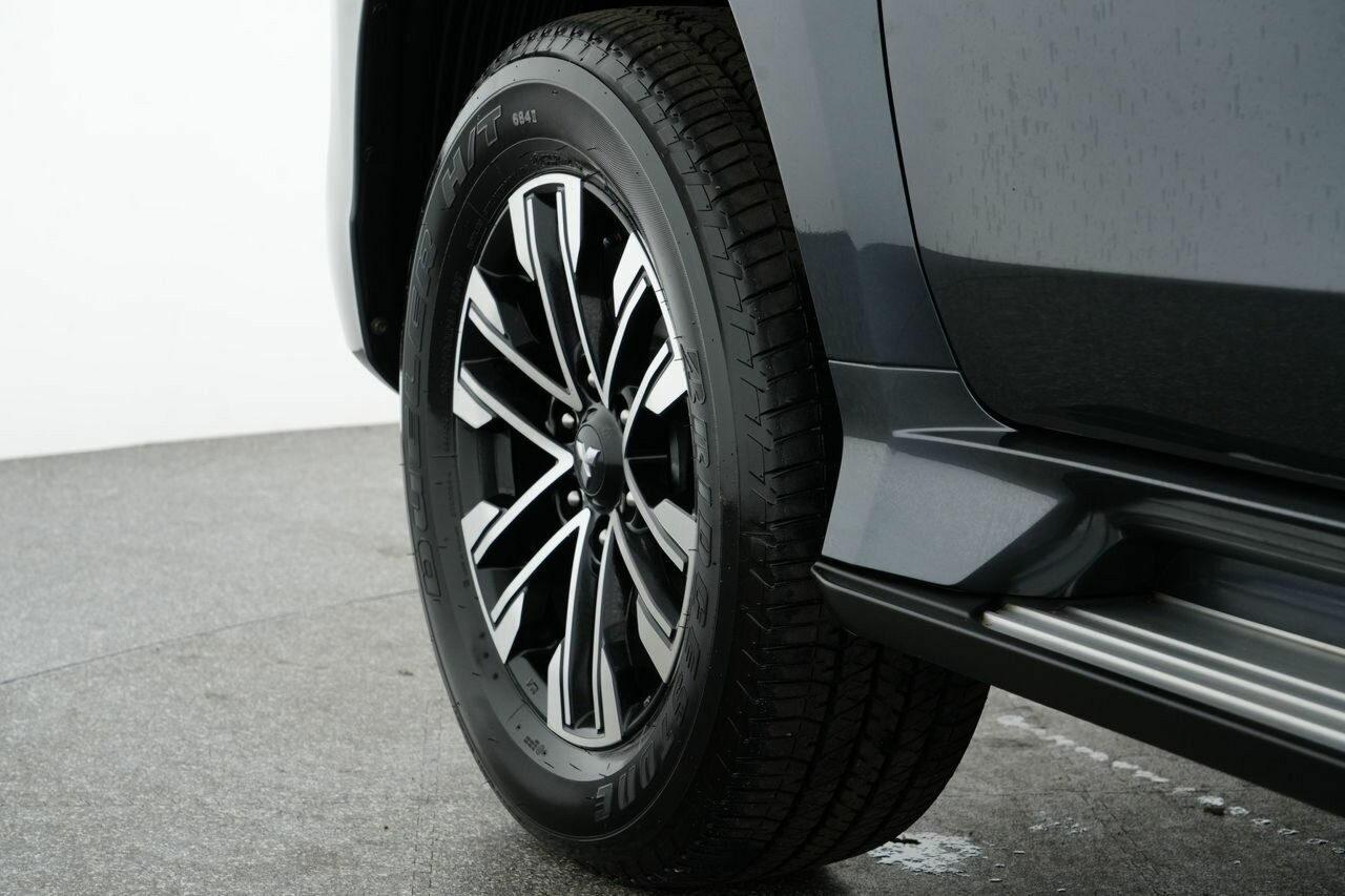 Mitsubishi Pajero Sport image 4