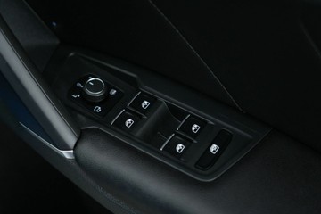 https://vehicle-cdn.autoleague.cloud/30641_U513612_14.jpg