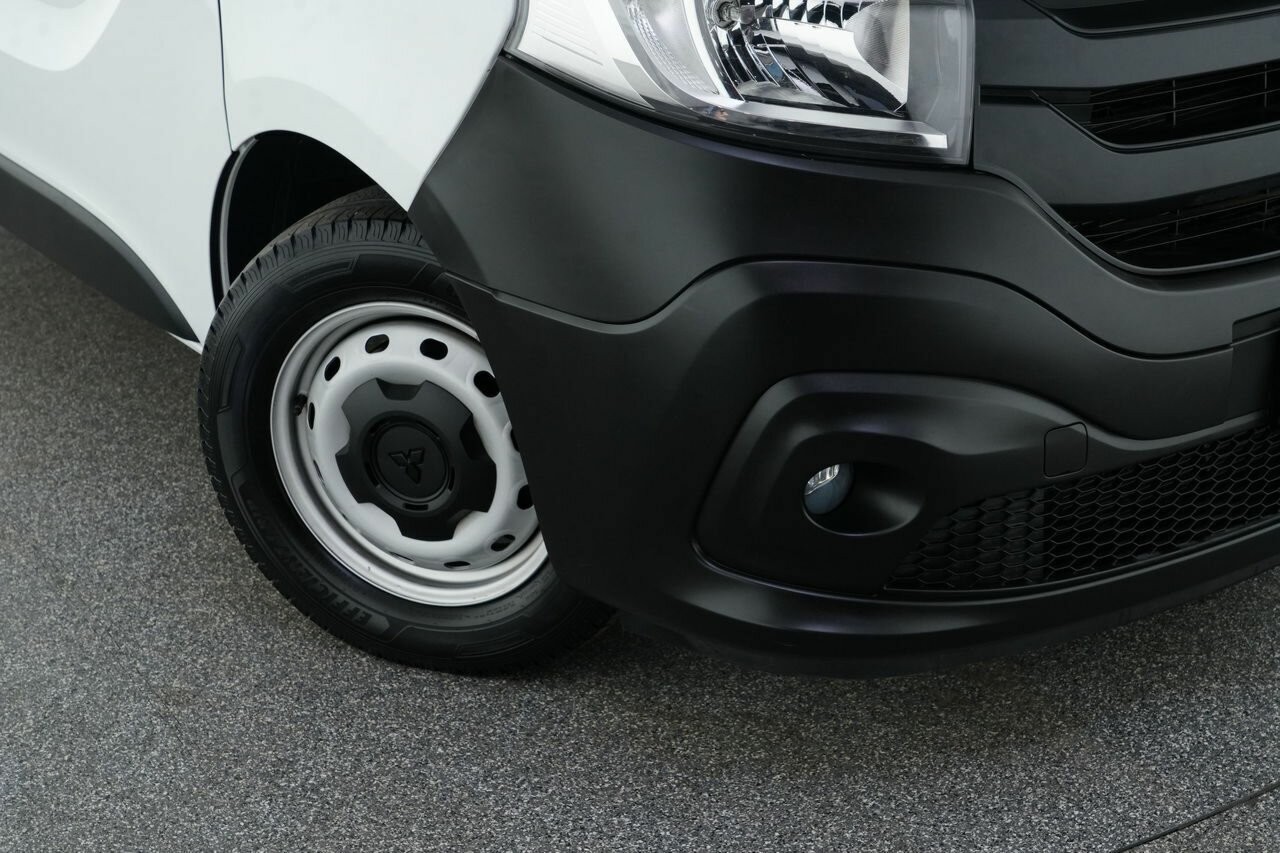 Mitsubishi Express image 2