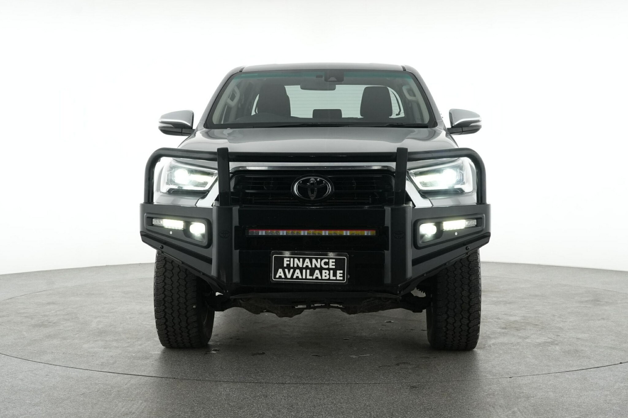 Toyota Hilux image 2