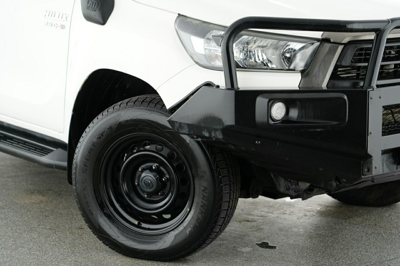 Toyota Hilux image 2