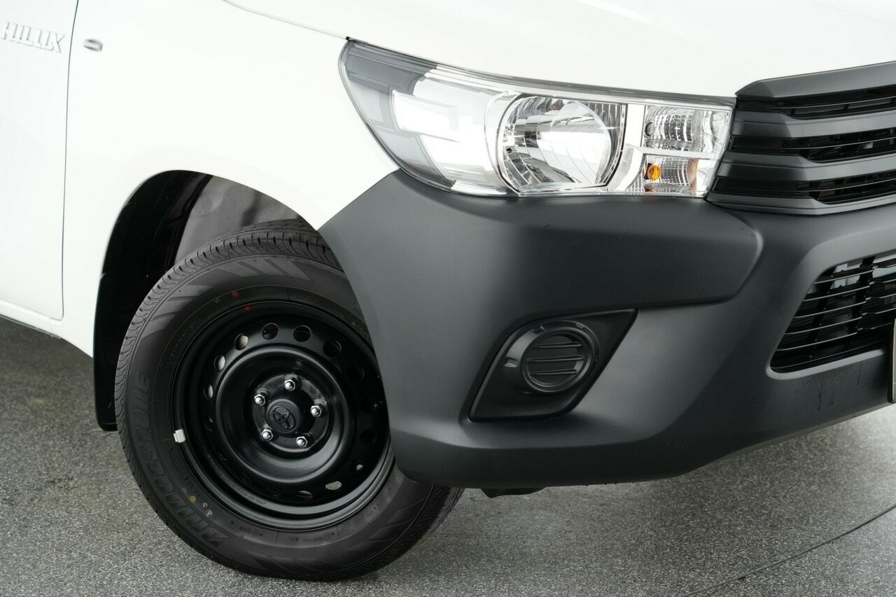Toyota Hilux image 2