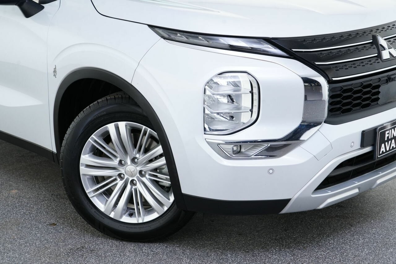 Mitsubishi Outlander image 2
