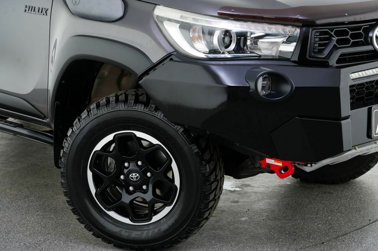 Toyota Hilux image 2