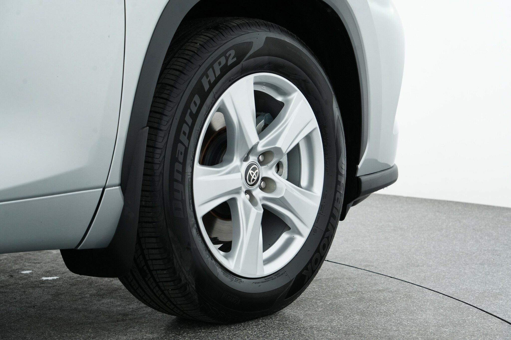 Toyota Kluger image 3