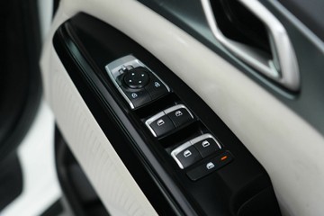 https://vehicle-cdn.autoleague.cloud/30641_U600154_15.jpg