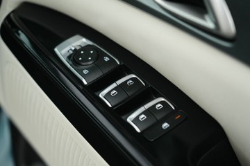 https://vehicle-cdn.autoleague.cloud/30641_U600155_15.jpg
