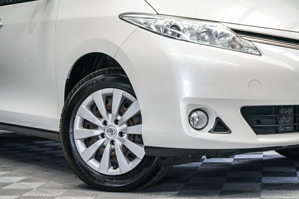 Toyota Tarago image 2