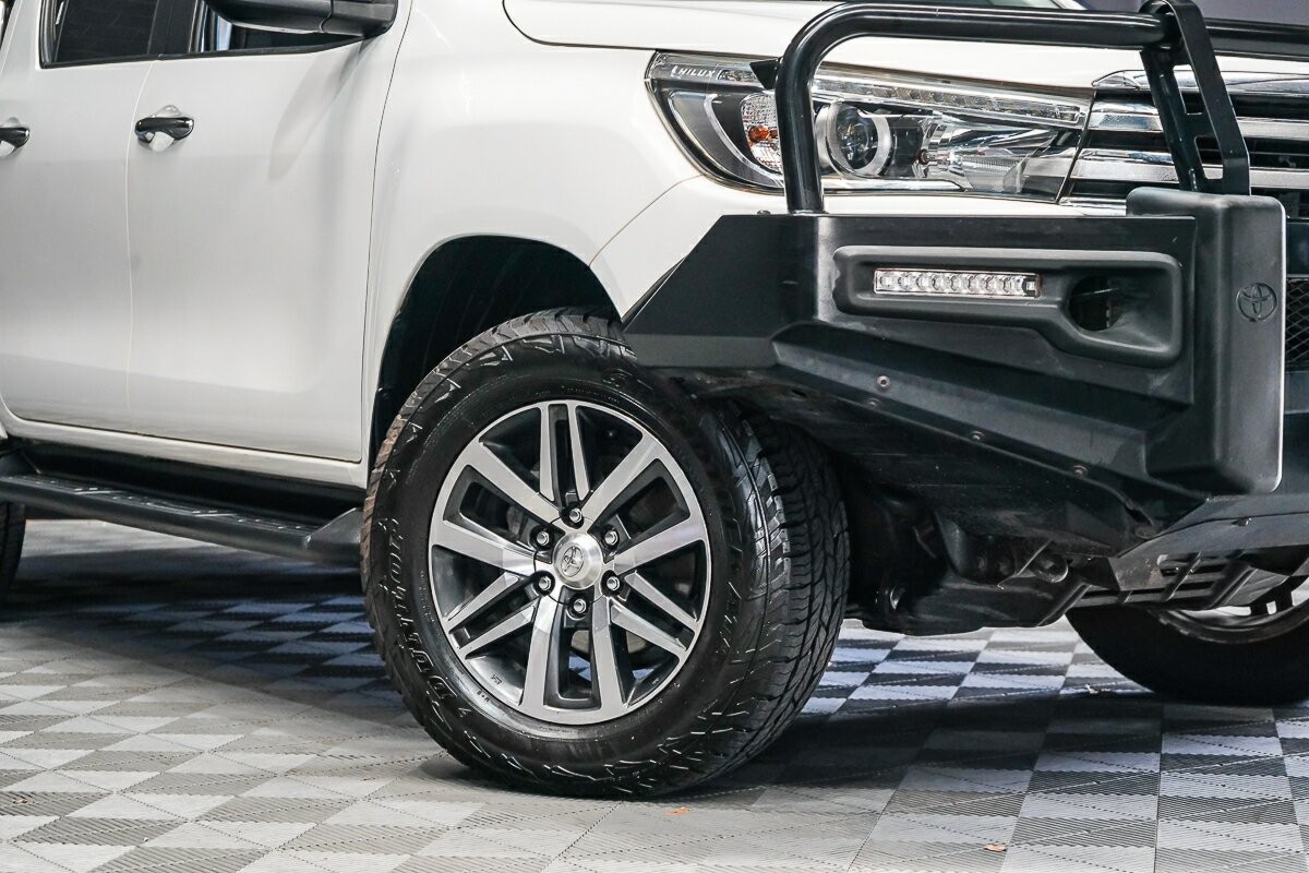 Toyota Hilux image 2