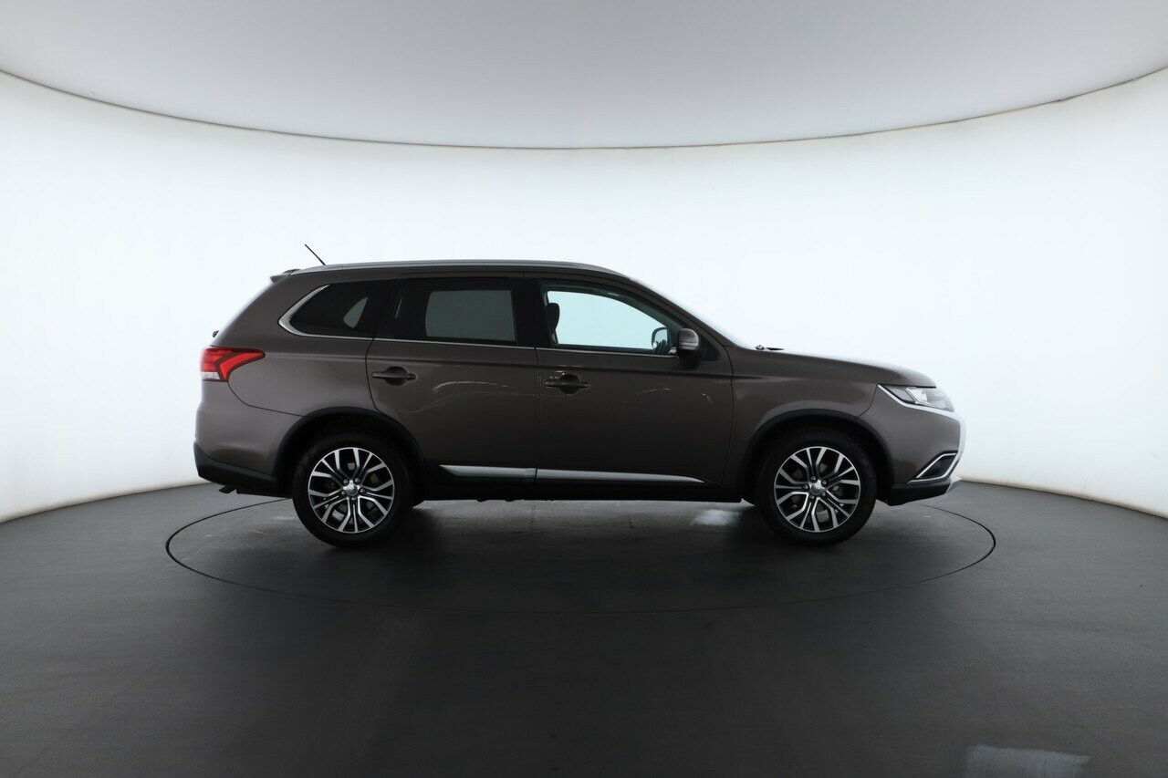 Mitsubishi Outlander image 3