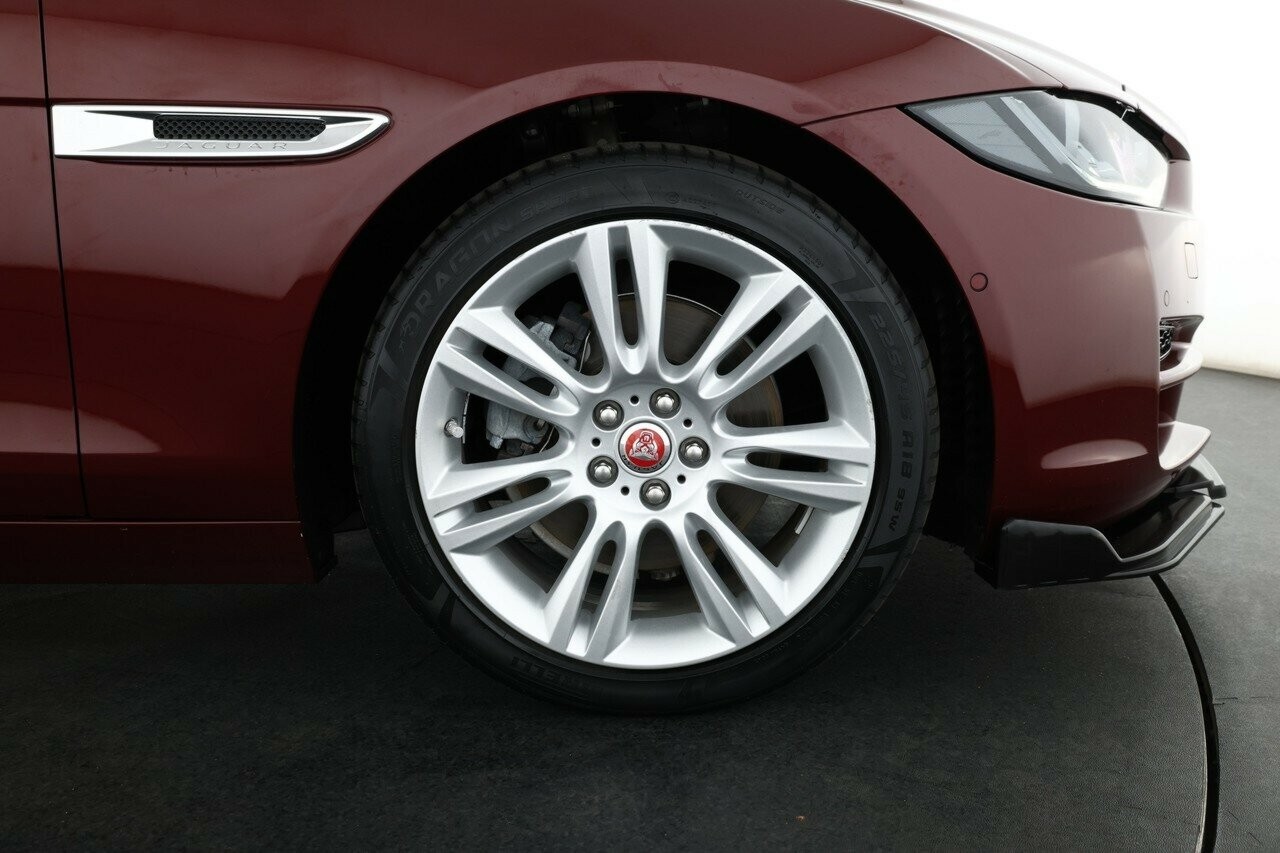 Jaguar Xe image 4