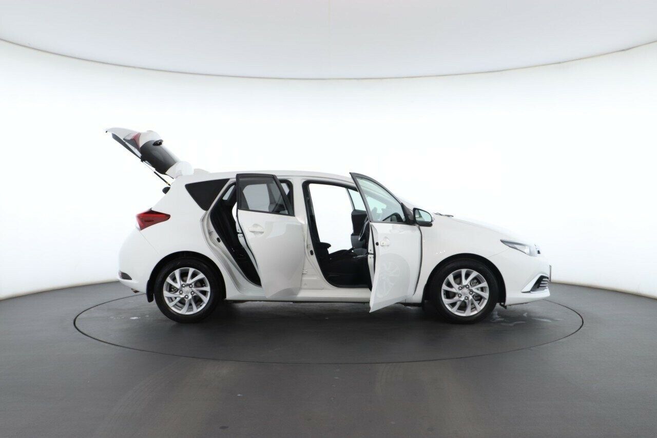 Toyota Corolla image 2