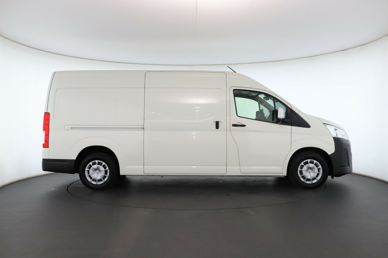 Toyota Hiace image 2