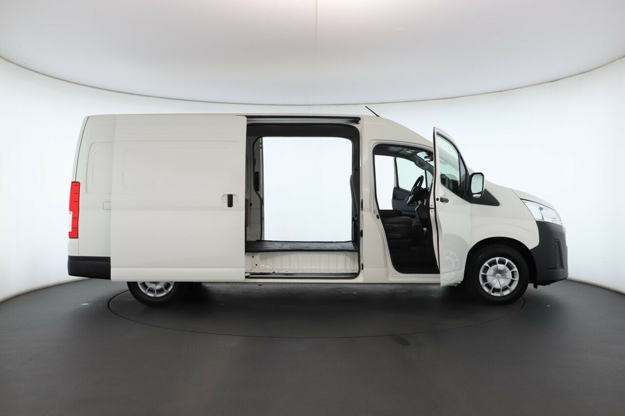 Toyota Hiace image 3