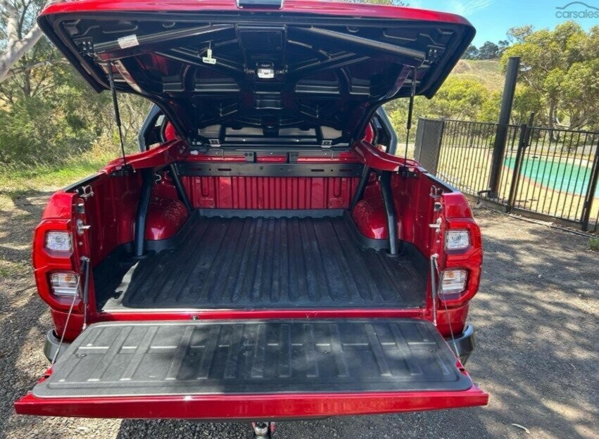 Toyota Hilux image 2